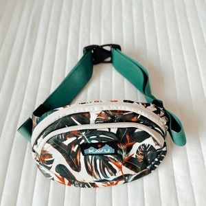 I am selling a Kavu fanny pack.